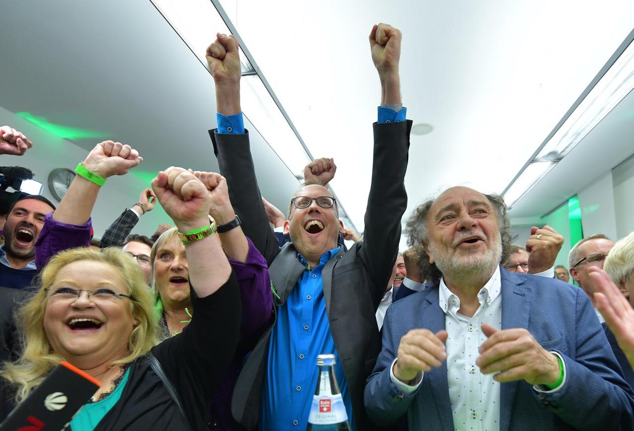 Landtagswahl Hessen: Anhänger der Grünen jubeln in Wiesbaden über das Ergebnis.