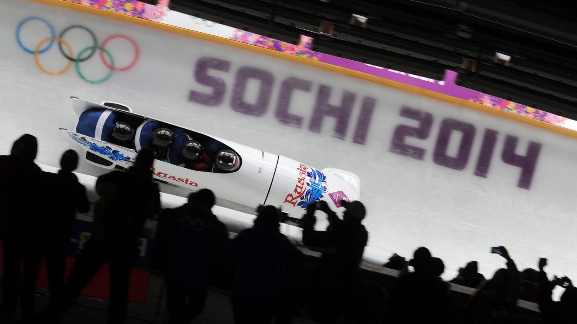 Der russische Viererbob von Alexander Subkow während der Olympischen Spiele in Sotschi 2014. Er soll unbestätigten Berichten zufolge gedopt haben.