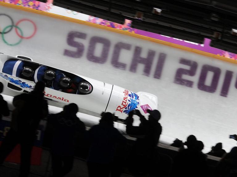 Der russische Viererbob von Alexander Subkow während der Olympischen Spiele in Sotschi 2014. Er soll unbestätigten Berichten zufolge gedopt haben.