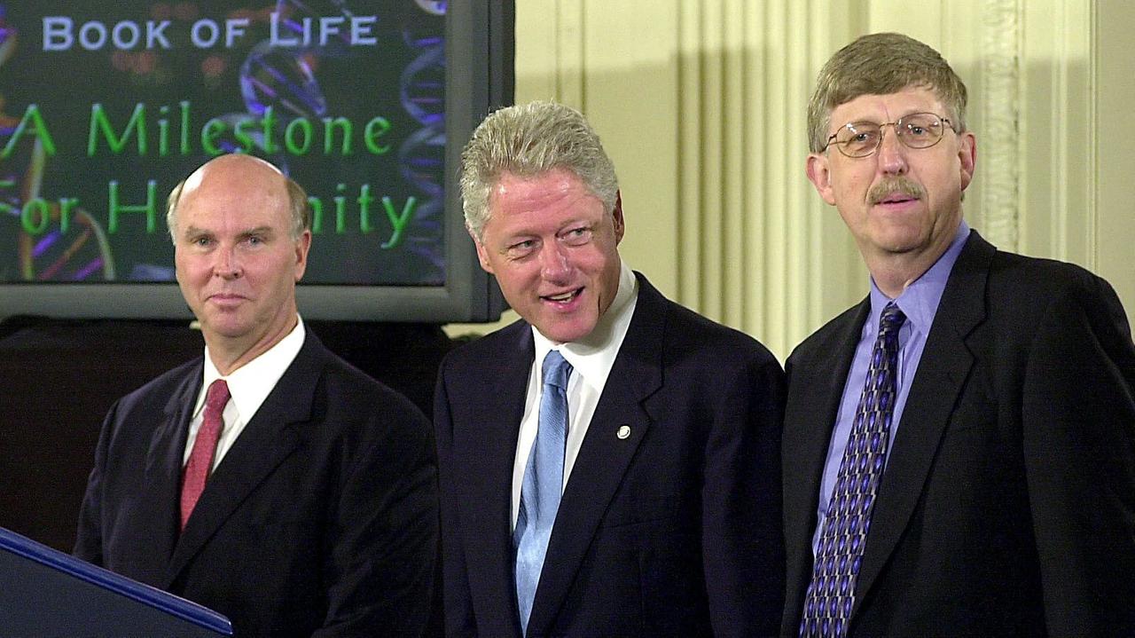Bill Clinton (M.) steht lächelnd zwischen den Genforschern Craig Venter (l.) und Francis Collins.
