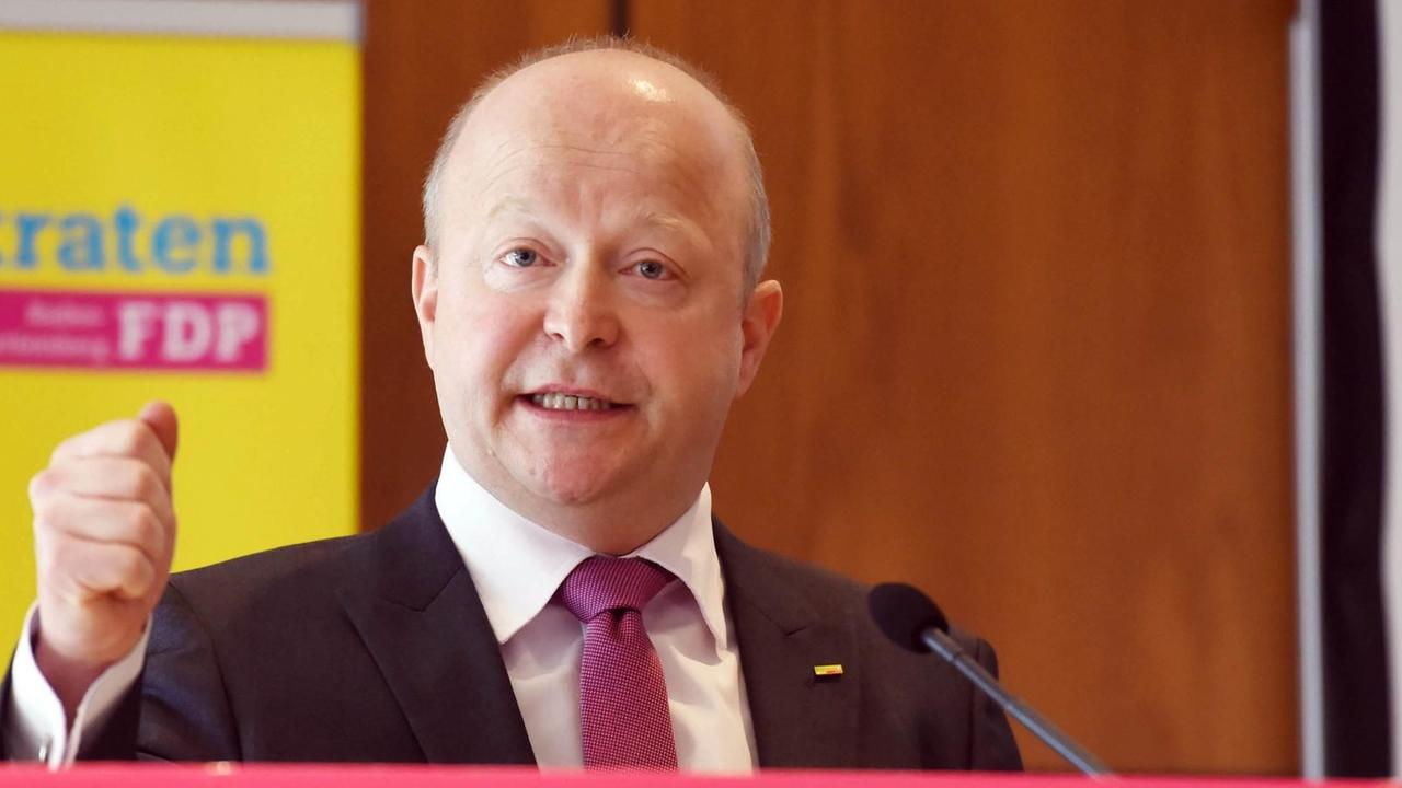 FDP-Landesvorsitzender Michael Theurer spricht beim Parteitag in Baden-Württemberg.