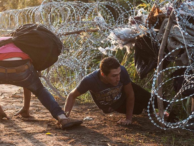 Flüchtlinge überqueren am 27. August den Grenzzaun zwischen Serbien und Ungarn