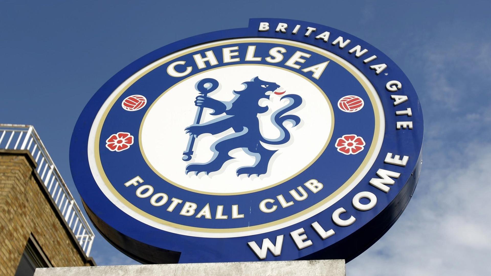 Klubemblem des englischen Fußballklubs FC Chelsea London vor dem Stadion an der Stamford Bridge