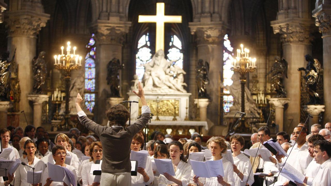 Ein Chor singt im Inneren der Kathedrale Notre Dame de Paris.
