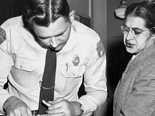 Die Bürgerrechtlerin Rosa Parks bei ihrer Festnahme.