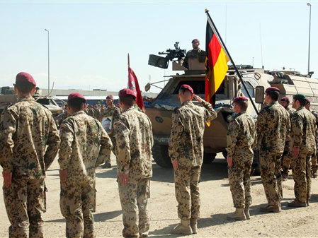 Bundeswehrsoldaten bei der Teilnahme an der Trauerfeier für ihre gefallenen Kameraden im Feldlager des deutschen ISAF-Wiederaufbauteams Kundus in Afghanistan.