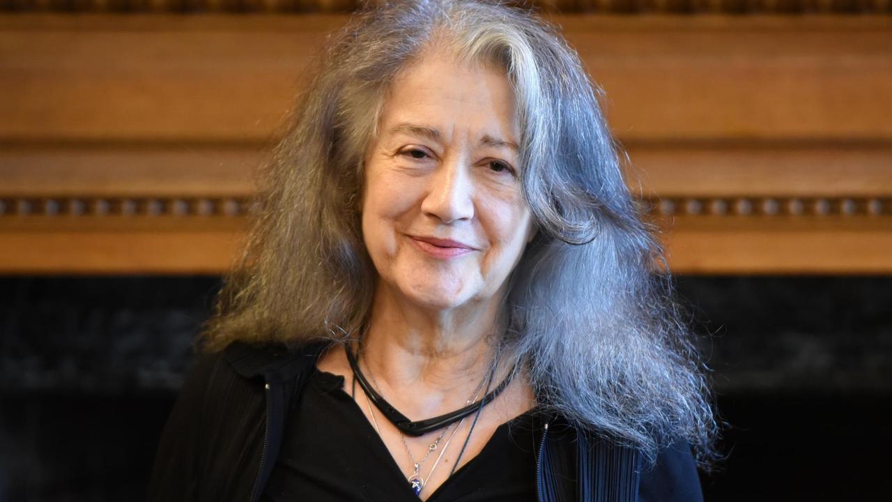 Martha Argerich, Pianistin, steht, nachdem sie sich ins goldene Buch der Stadt eingetragen hatte, im Rathaus.