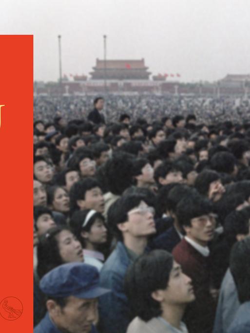 Eine Montage zeigt das Buchcover "Herr Wang, der Mann der vor den Panzern stand" von Liao Yiwu, neben einem Foto von Tausenden Menschen auf dem Platz des Himmlischen Friedens in Peking vor 30 Jahren.