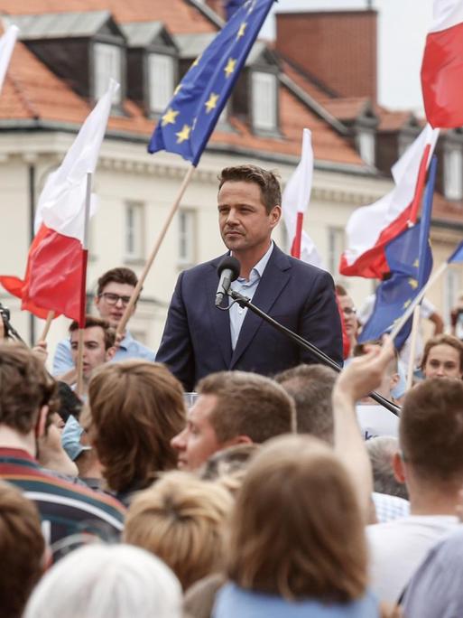 Der Herausforderer Rafal Trzaskowski beim Wahlkampf in Warschau