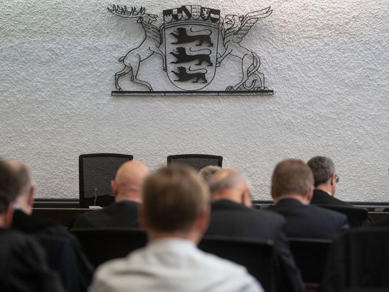 Ehemalige Mitarbeiter von Heckler & Koch in einem Gerichtssaal im Landgericht Stuttgart.