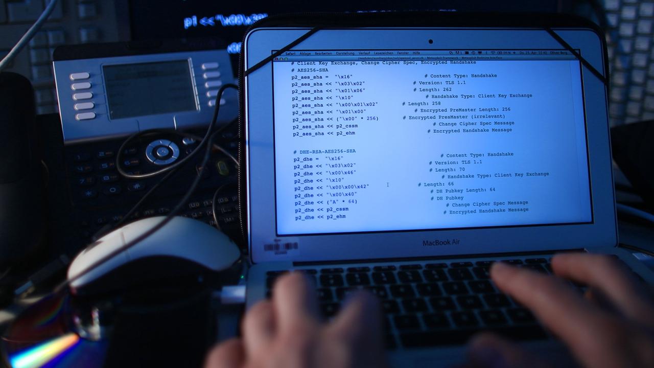 ILLUSTRATION - Ein Mann sitzt am 25.04.2013 in Köln (Nordrhein-Westfalen) vor einem Rechner mit Computer Quellcode auf dem Bildschirm. Weltweit haben Angriffe von Computer Hackern und die Cyber Kriminalität insgesamt zugenommen. Foto: Oliver Berg/dpa ILLUSTRATION - Ein Mann sitzt am 25.04.2013 in Köln (Nordrhein-Westfalen) vor einem Rechner mit Computer Quellcode auf dem Bildschirm. Weltweit haben Angriffe von Computer Hackern und die Cyber Kriminalität insgesamt zugenommen. Foto: Oliver Berg/dpa