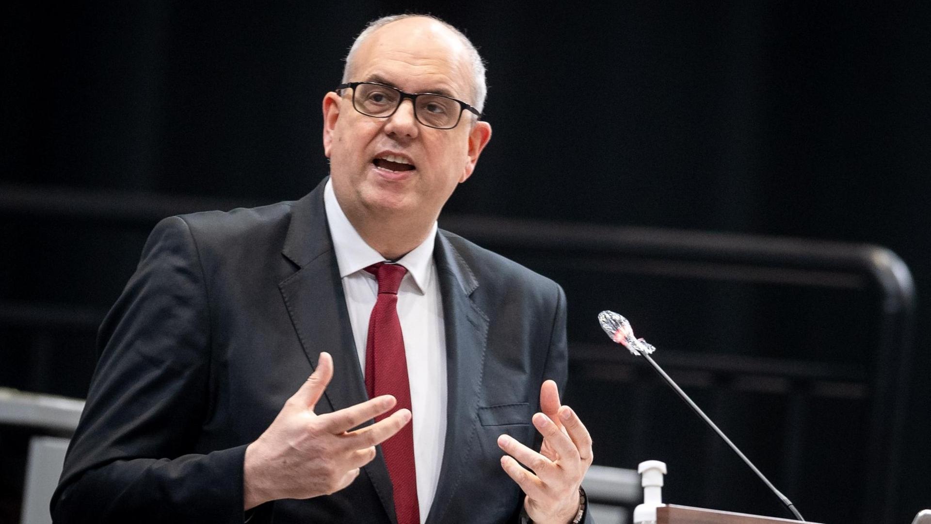 Andreas Bovenschulte (SPD), Bürgermeister von Bremen, hält im März 2020 im Landesparlament eine Regierungserklärung Andreas Bovenschulte (SPD), Bürgermeister von Bremen, hält im März 2020 im Landesparlament eine Regierungserklärung