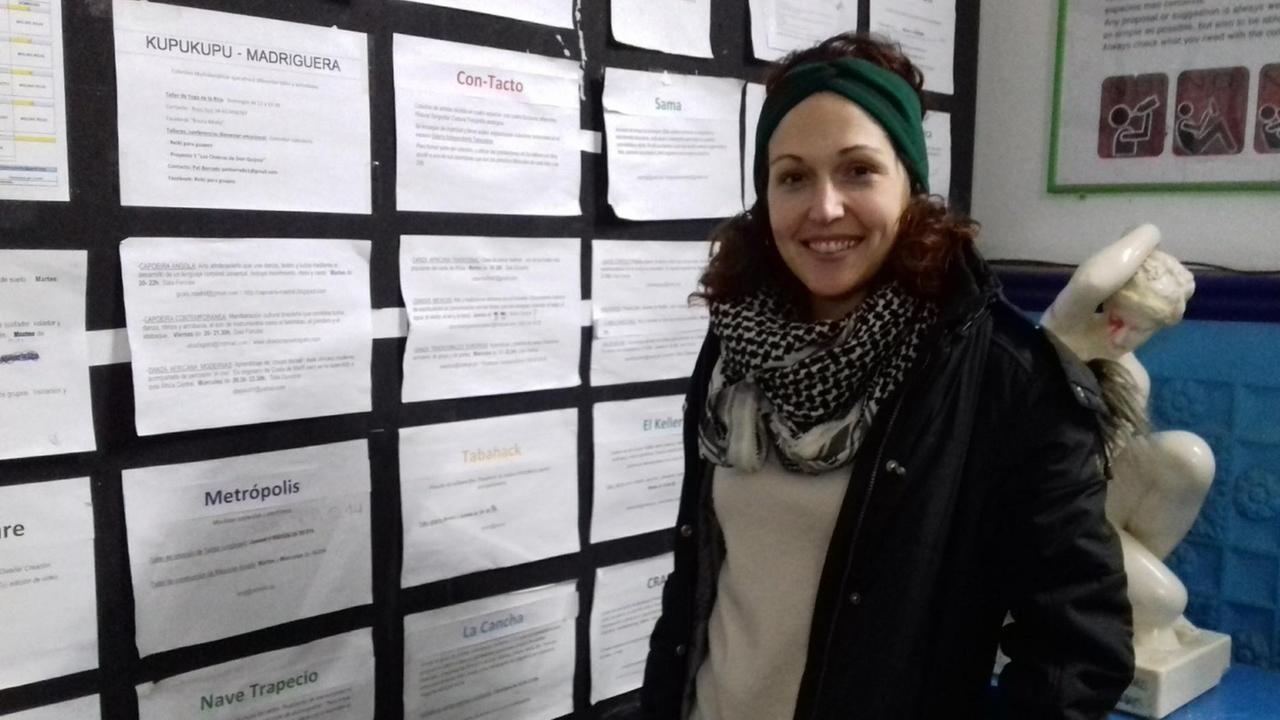 Gemma Candel steht vor einem Flipshart mit Notizzetteln, auf die sie und ihre Freundinnen die Gründe für ihre Rückkher nach Spanien aufgeschrieben haben