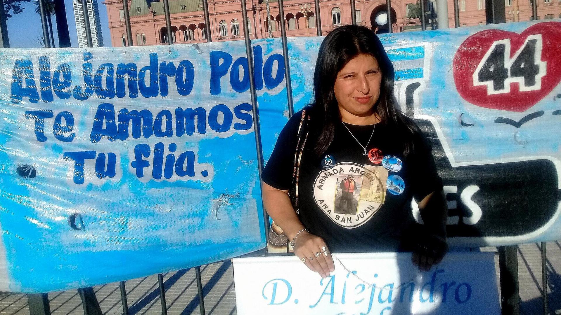 Isabel Polo, die Schwester eines der Opfer der U-Boot-Katastrophe vor dem argentinischen Regierungspalast in Buenos Aires