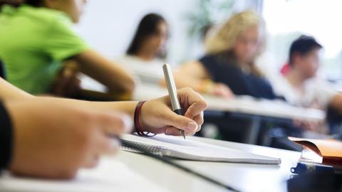 Eine Schuelerin schreibt waehrend einer Unterrichtsstunde auf einen Block. Kein Model Release vorhanden, no model release. NUR ZUR REDAKTIONELLEN VERWENDUNG UNTER WAHRUNG DER PERSOENLICHKEITSRECHTE. Goettingen, Deutschland. 19.09.2014. Copyright: Thomas Trutschel/ picture alliance/photothek
