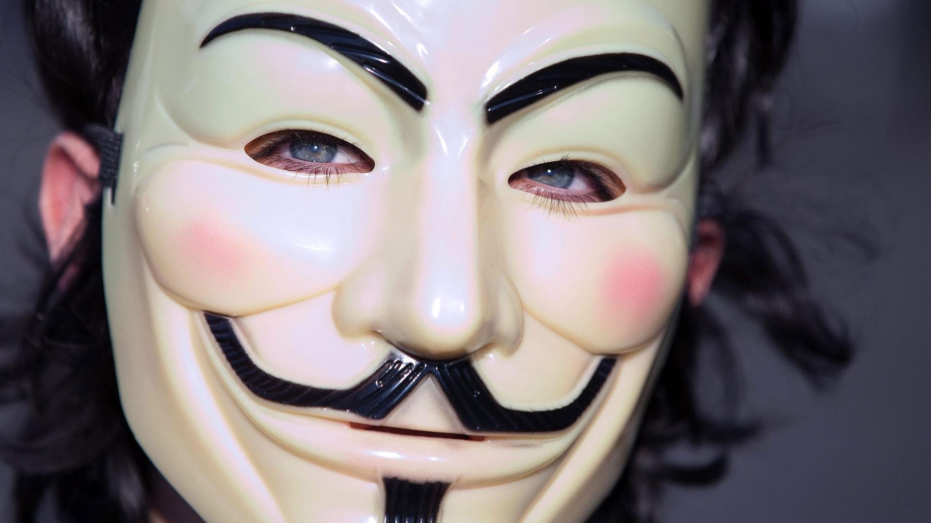 Mann mit "Anonymous"-Maske Mann mit "Anonymous"-Maske