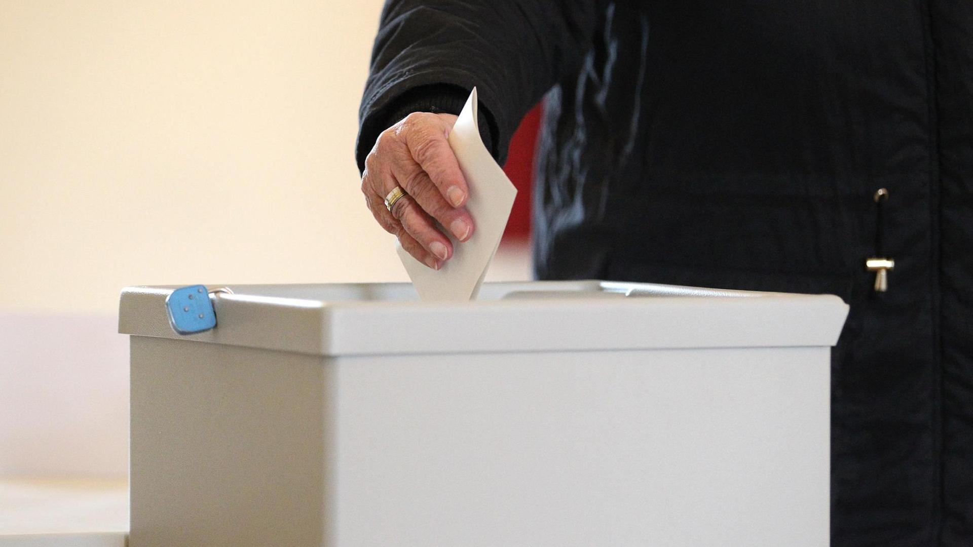 Ein Wähler bei der Stimmabgabe