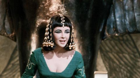 Liz Taylor als Cleopatra im gleichnamigen Film, der 1962 in den Cinecittà-Studios in Rom gedreht wurde.