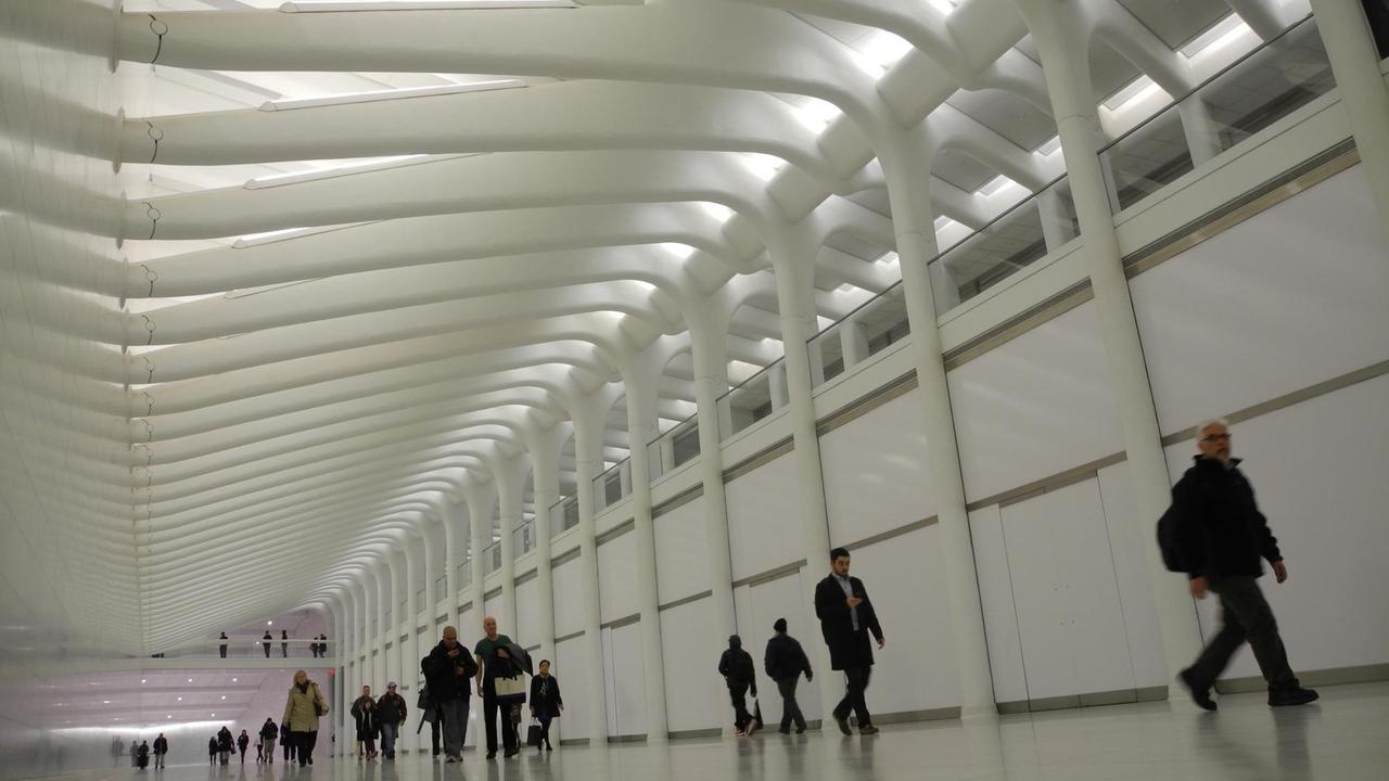 Der "Oculus"-Bahnhof in New York. Der spanische Stararchitekt Santiago Calatrava hat ihn entworfen. Er ist mit vier Milliarden US-Dollar der teuerste Bahnhof der Welt.