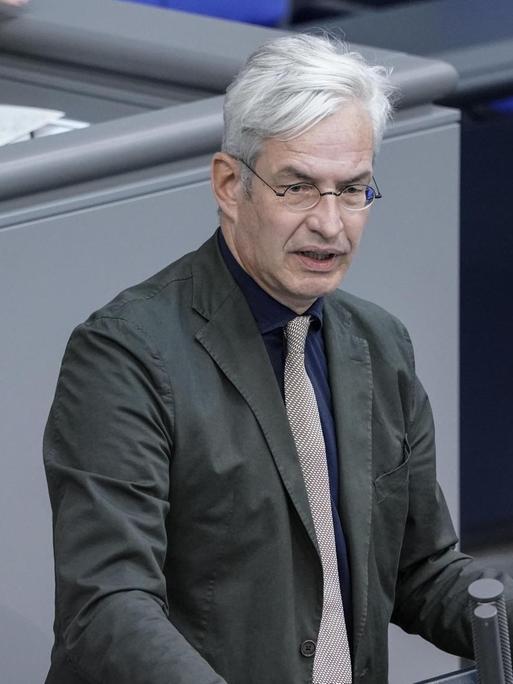 Das Bild zeigt Dr. Mathias Middelberg im Portrait im Juni 2021 bei einer Rede im Deutschen Bundestag in Berlin