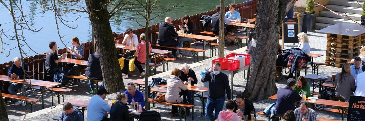 Menschen in Tübingen sitzen am 29.3.2021 in einem Biergarten.
