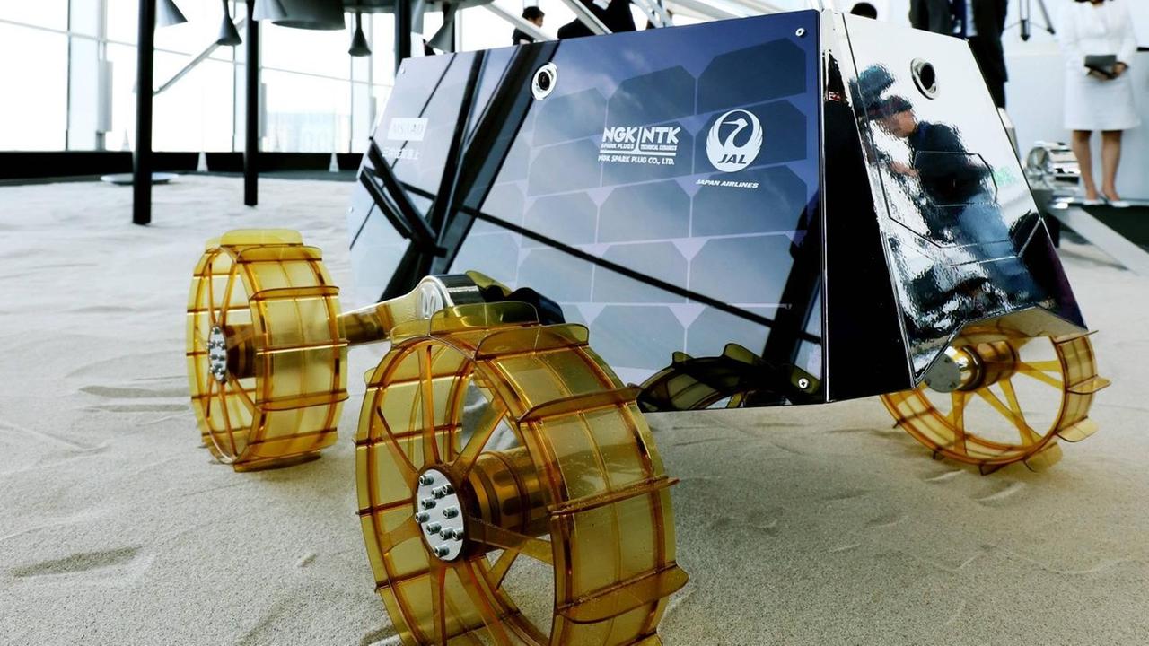 Roboter der Firma ispace werden auf einer Messe ausgestellt