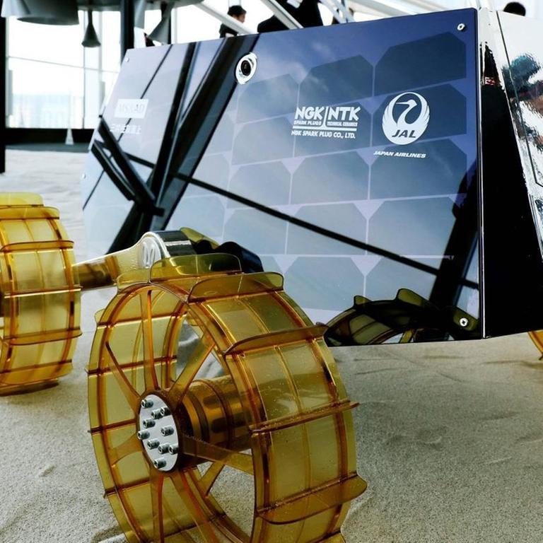 Roboter der Firma ispace werden auf einer Messe ausgestellt