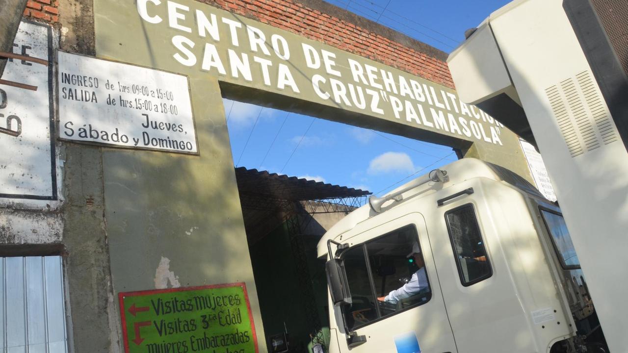 Ein Lastwagen fährt am 09.07.2015 in das berüchtigte Gefängnis Palmasola in Santa Cruz, Bolivien.