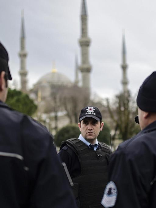 Polizeikräfte nahe der Blauen Moschee in Istanbul.