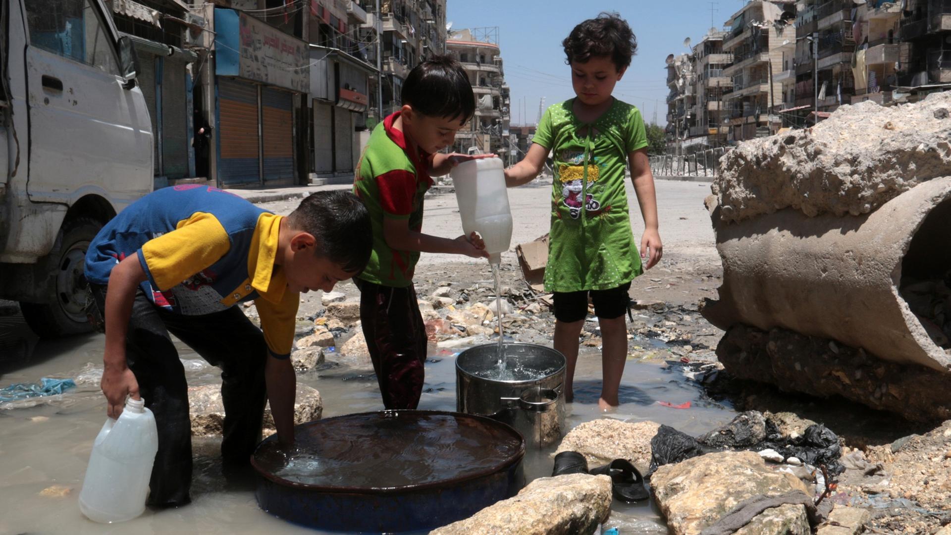 Alltag im Krieg: Kinder holen in einem Rebellengebiet von Aleppo Wasser im Juli 2014