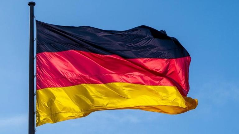 Eine Deutschland-Flagge weht im Wind.