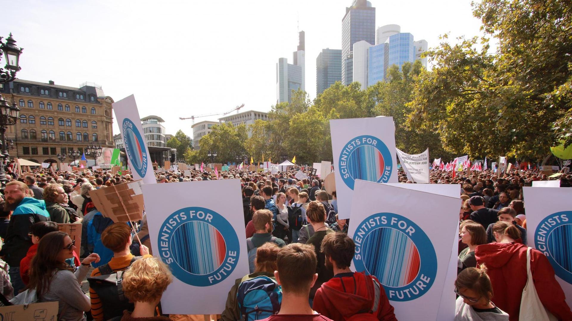 Globaler Klimastreik mit zehntausenden Teilnehmern der Jugendbewegung Fridays For Future und anderer Organisationen auf dem Opernplatz in der Innenstadt Frankfurt, Hessen, Deutschland. Teilnehmer der Scientists Wissenschaftler for Future. Global climate strike with tens of thousands of participants from the youth movement Fridays For Future and other organizations on Opernplatz in downtown Frankfurt, Hesse, Germany Participants of Scientists Scientists for Future