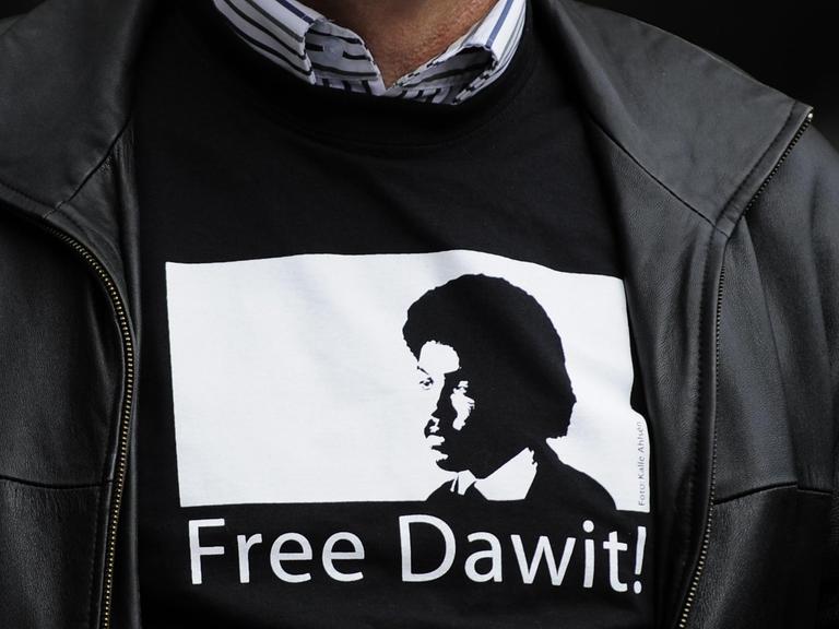 Ein Mann trägt ein T-Shirt mit dem Portrait des schwedisch-eritreischen Journalisten Dawi Isaak, am 3. Mai 2010 in Stockholm. Ein Eritear mit schwedischer Staatsbürgerschaft. Isaak wurde im September 2010 verhaftet - mit weiteren Zeitungsverlegern, Autoren und Journalisten. Sie wurden der eritreischen Spionage verdächtigt.