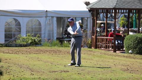 Joe Klein beim Abschlag auf dem Golfplatz