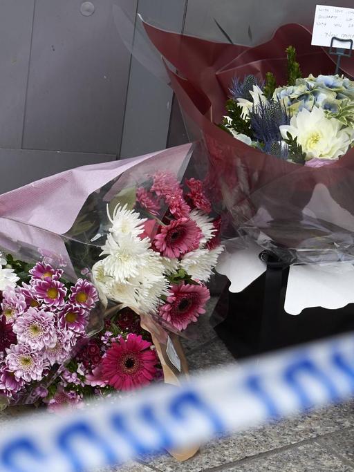 Trauernde haben Blumen in der Nähe der London Bridge abgelegt.