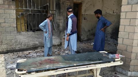 Krankenhausmitarbeiter begutachten die Schäden, nachdem eine Selbstmordattentäterin sich in Dera Ismail Khan (Pakistan) in die Luft gesprengt hat.