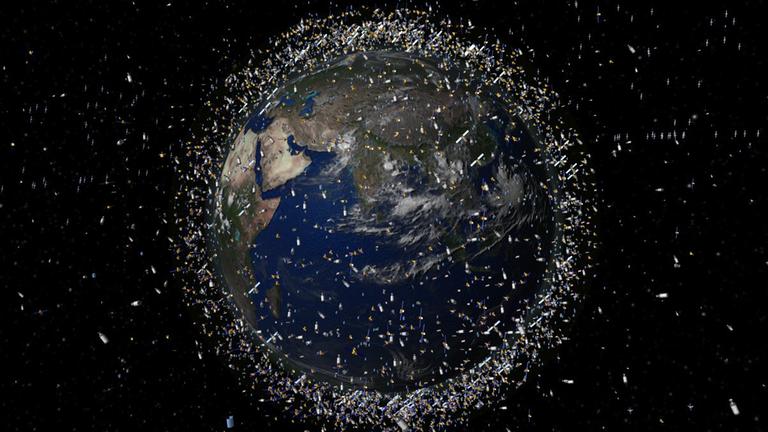 Um die Erde kreisen zahlreiche Objekte des Weltraummülls (Animation; Müllstücke stark vergrößert dargestellt)