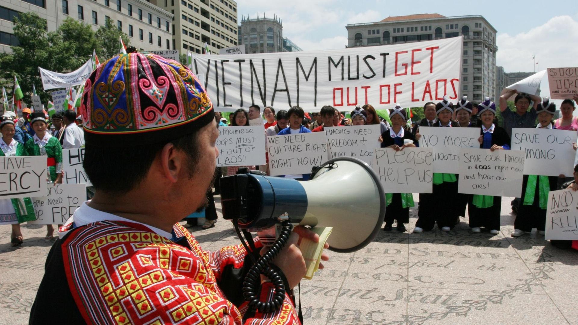 Die religiöse Minderheit der Montagnards demonstriert in Washington gegen einen Besuch des damaligen vietnamesischen Premier Phan Van Khai