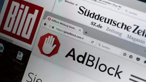Die Internetseiten des Werbeblockers "AdBlock", der "Bild" und der "Süddeutschen Zeitung" werden am 15.11.2016 in Berlin in Browserfenstern auf einem Rechner angezeigt.