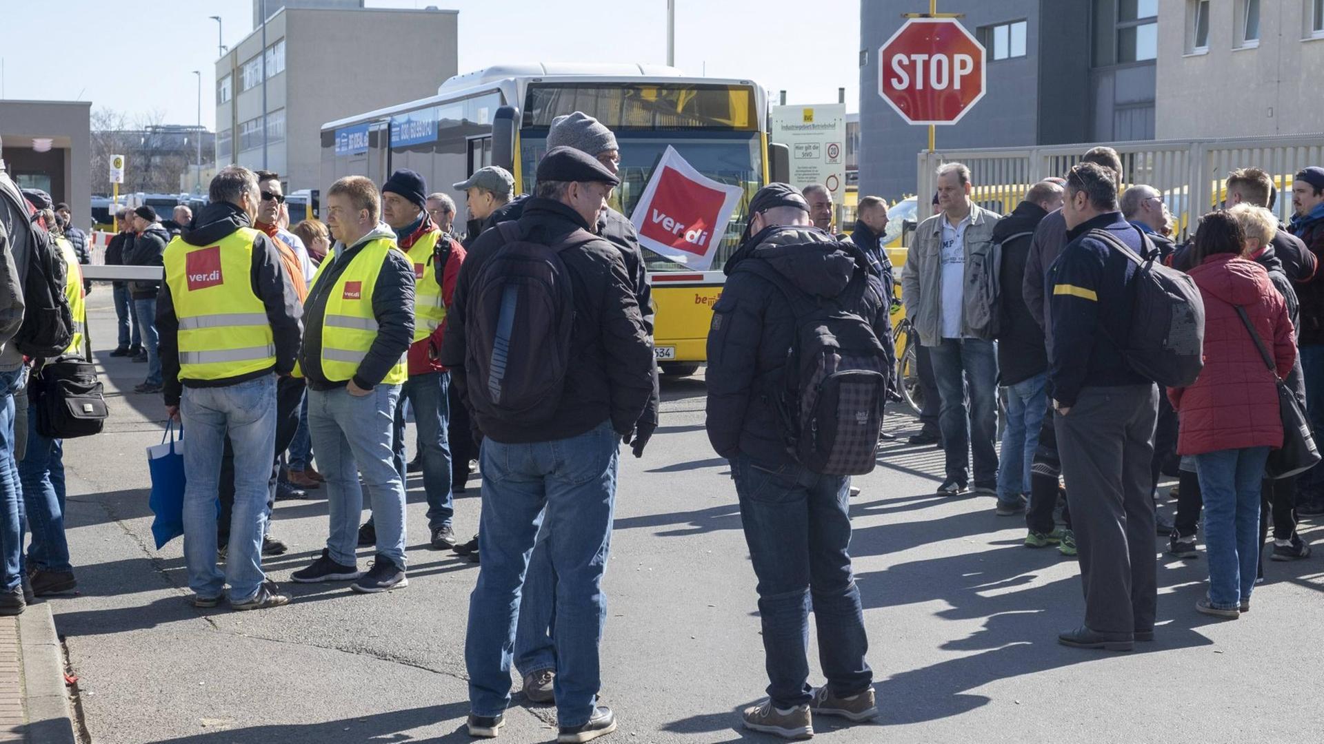 Betriebshof Berlin-Lichtenberg: Streik bei den Berliner Verkehrsbetrieben im April 2019. Beschäftigte stehen vor einem parkenden Bus.