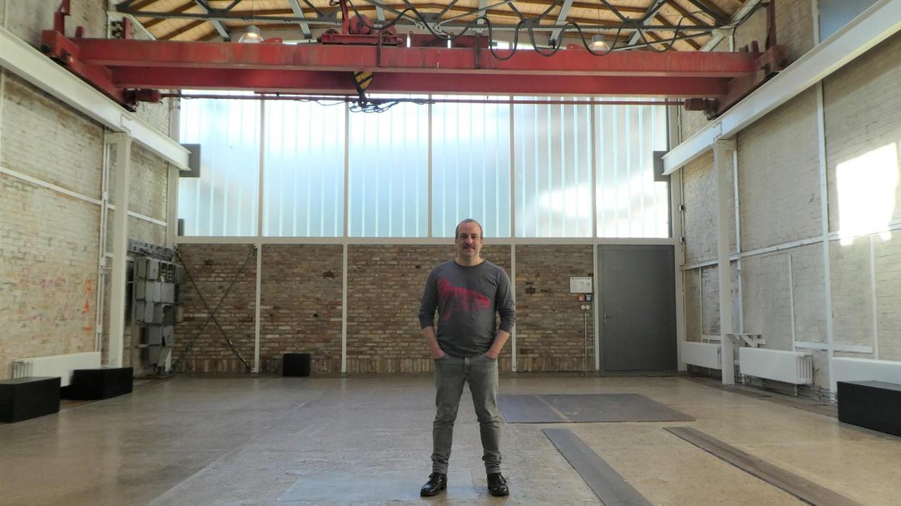 Komponist Marc Sinan in seiner Halle.