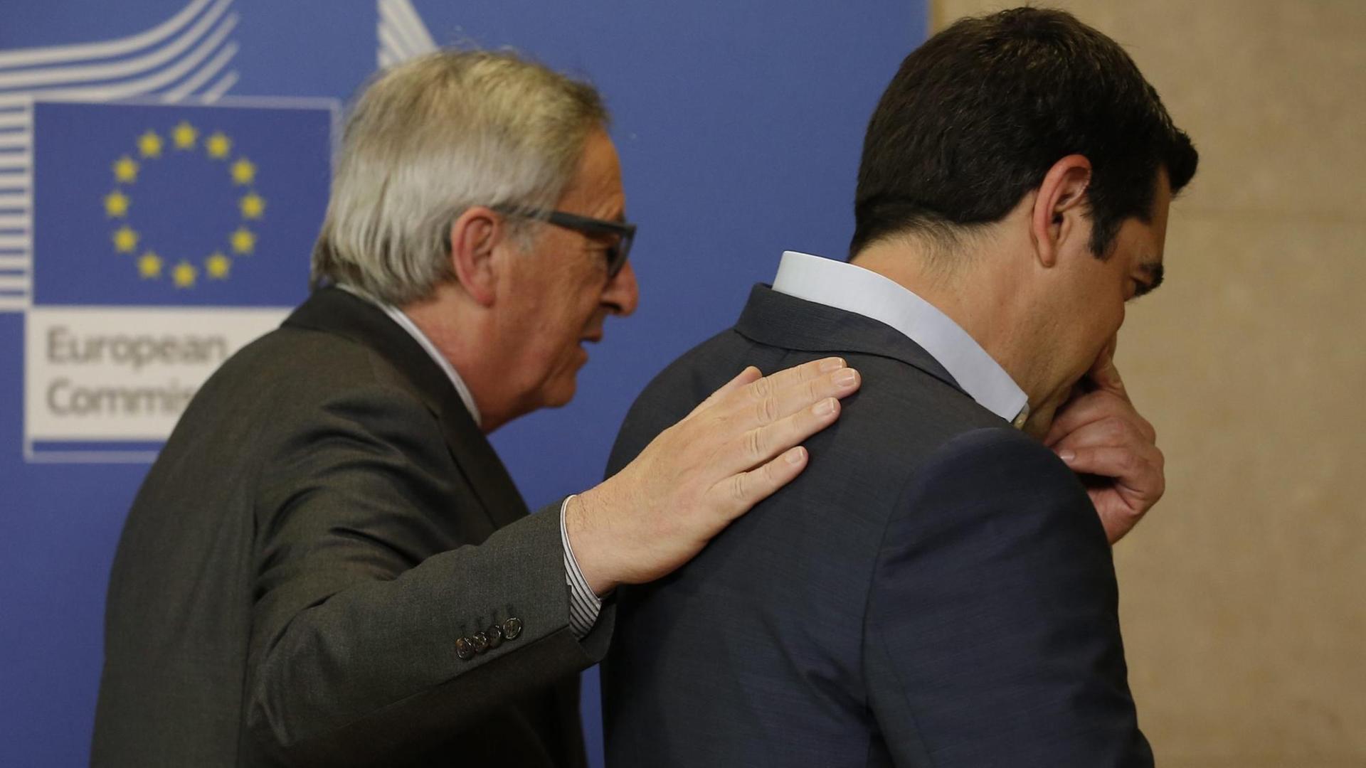 EU-Kommissionspräsident Juncker begrüßt den griechischen Ministerpräsidenten Tsipras am 3.6.15 in Brüssel.