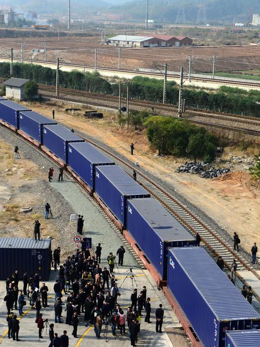 Der YXE Güterzug startet vom Containerterminal in Yiwu/ China.