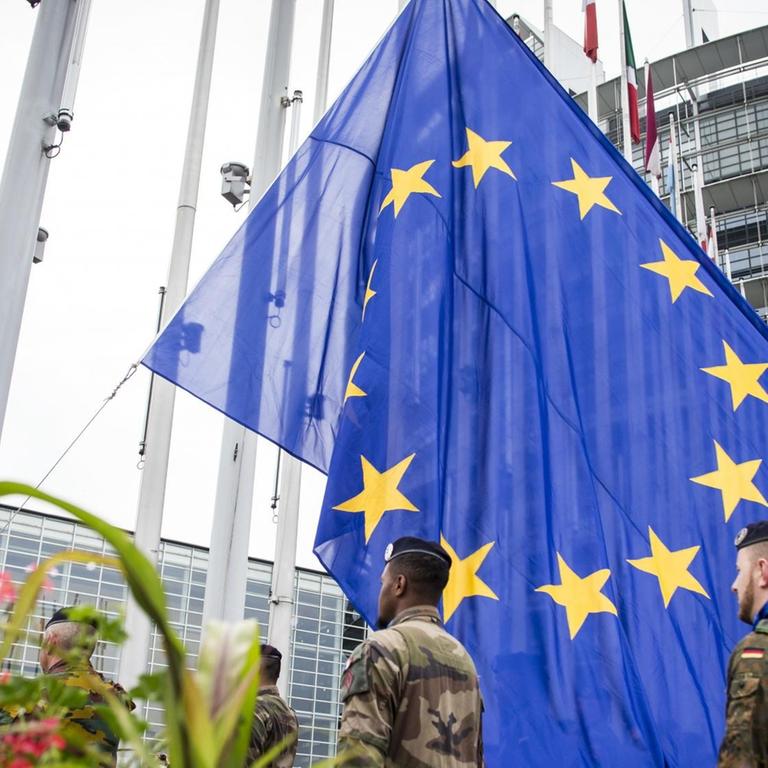 Soldaten des Eurocorps hissen die EU-Flagge vor dem Parlament in Straßburg am Tag der offenen Tür.