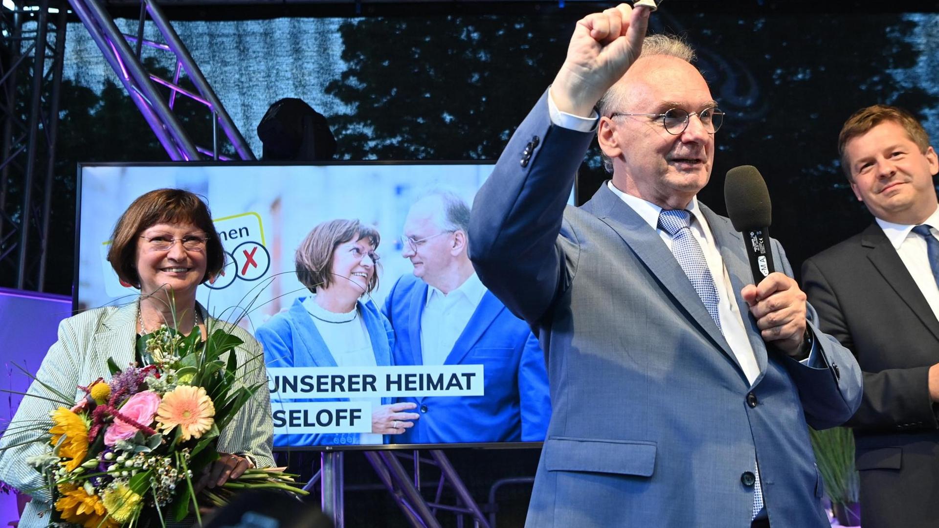 Reiner Haseloff, CDU, Ministerpräsident von Sachsen-Anhalt zeigt auf der CDU Wahlparty seinen Glücksbringer. Links neben ihm steht seine Ehefrau Gabriele. Die Wahl zum neuen Landtag in Sachsen-Anhalt war die letzte Landtagswahl vor der Bundestagswahl im September 2021.