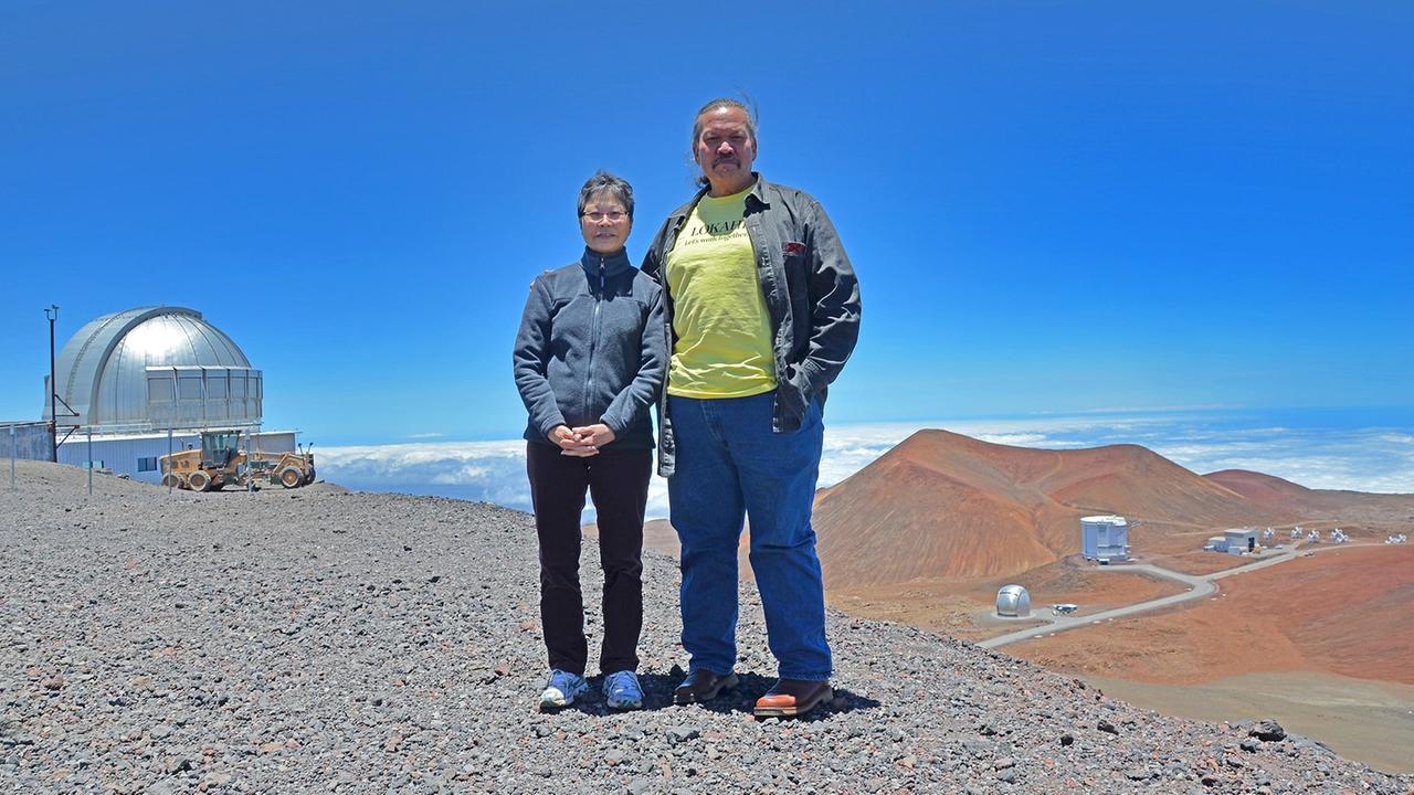 Wallace Ishibashi und Stephanie Nagatas auf dem Gipfel des Vulkans Mauna Kea. Bei ihrer Arbeit für das Office Of Maunakea Management verbinden sie sowohl wissenschaftliche und als auch kulturelle Arbeitsschwerpunkte.