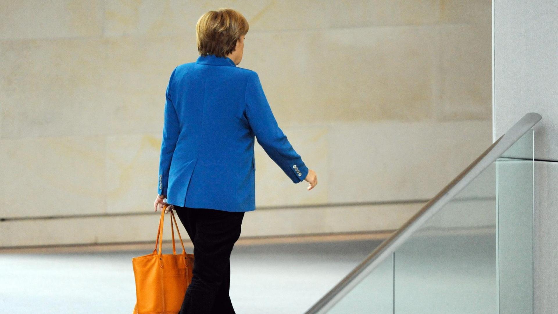 Bundeskanzlerin Angela Merkel verlässt den Bundestag.
