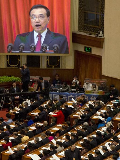 Chinas Ministerpräsident Li Keqiang (05.03.17) bei Eröffnung der Jahrestagung des Volkskongresses in der Großen Halle des Volkes in Peking