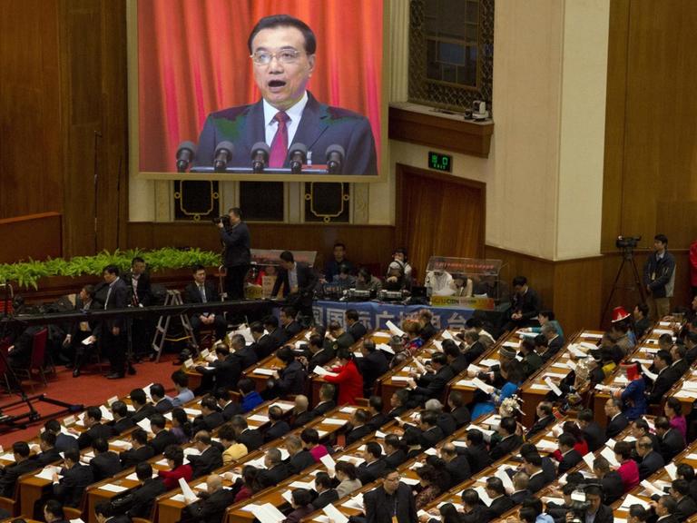 Chinas Ministerpräsident Li Keqiang (05.03.17) bei Eröffnung der Jahrestagung des Volkskongresses in der Großen Halle des Volkes in Peking