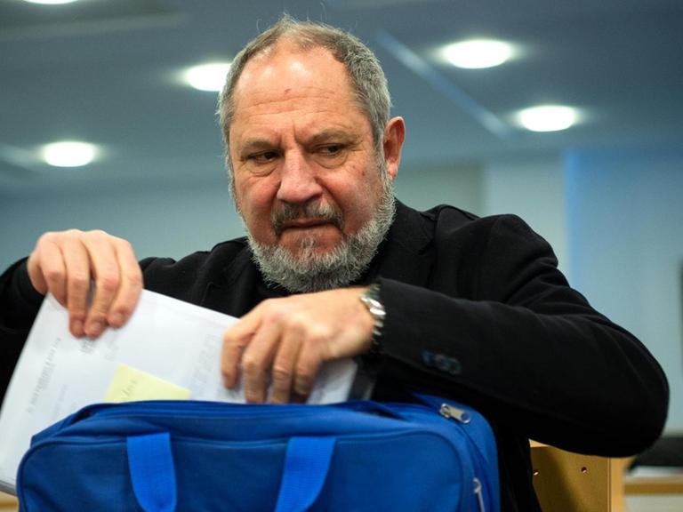 Der ehemalige Präsident der Musikhochschule München, Siegfried Mauser, sitzt vor dem Prozess im Verwaltungsgericht. Er und der Freistaat Bayern streiten um mehrere Zehntausend Euro Lehrvergütung, die der Freistaat zurückfordert.